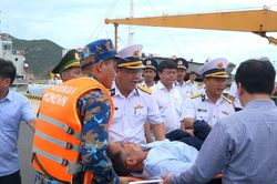 V&ugrave;ng 4 Hải qu&acirc;n b&agrave;n giao 32 ngư d&acirc;n gặp nạn tr&ecirc;n biển cho địa phương