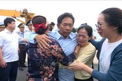Đưa ngư dân tàu cá QNa 90859 TS gặp nạn vào bờ an toàn