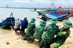 Hỗ trợ ngư d&acirc;n trục vớt thuyền bị ch&igrave;m tại biển Nhật Lệ