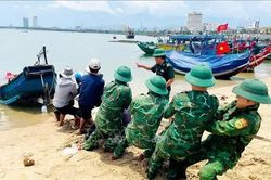 Hỗ trợ ngư dân trục vớt thuyền bị chìm tại biển Nhật Lệ