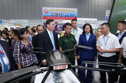 H&agrave;ng ti&ecirc;u d&ugrave;ng Việt t&igrave;m đường v&agrave;o chuỗi ph&acirc;n phối to&agrave;n cầu