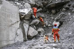 Lũ quét tại Nepal và Trung Quốc: Thách thức trong cứu trợ người sống sót