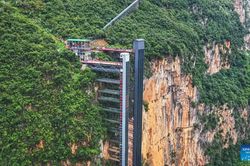 Thang máy 288 m giữa vách núi, rút đường đến trường từ 6 giờ xuống 30 phút