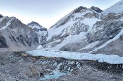 Băng bẩn có thể đang tiếp sức cho những thảm họa ở Himalaya