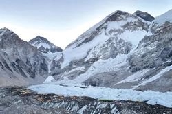 Băng bẩn có thể đang tiếp sức cho những thảm họa ở Himalaya