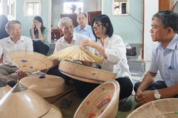 Hướng đi mới cho làng nghề nón ngựa 300 năm tuổi