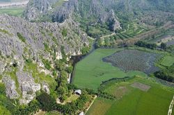 N&uacute;i đ&aacute; tr&ugrave;ng điệp, s&ocirc;ng nước xanh mướt ở danh thắng Kim Sơn