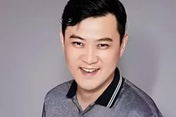 Nam MC nổi tiếng đột ngột qua đời ở tuổi 50