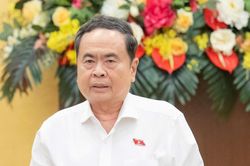 Chủ tịch Quốc hội: Không tạo thêm thủ tục, không đẩy khó khăn về phía người dân