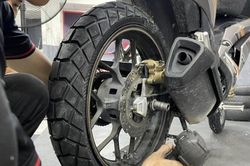 Dấu hiệu cần thay lốp xe máy để đảm bảo an toàn