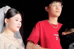 Đưa con gái 21 tuổi về nhà chồng, ngoại hình người cha 41 tuổi khiến ai cũng xôn xao
