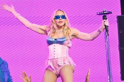 Madonna khoe làn da căng mịn ở tuổi U70