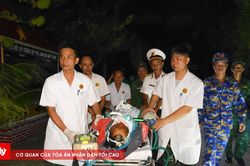 Cấp cứu ngư dân đa chấn thương từ Trường Sa