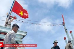 Kịp thời dập ch&aacute;y t&agrave;u c&aacute;, ngăn lửa lan gần khu d&acirc;n cư