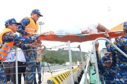 Đưa 32 ngư dân gặp nạn trên biển Trường Sa về đất liền an toàn