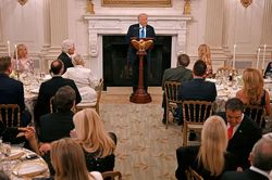 &Ocirc;ng Trump tăng cường vận động cho đảng Cộng h&ograve;a trước bầu cử giữa nhiệm kỳ