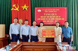 Tặng qu&agrave; cho Đội quy tập h&agrave;i cốt liệt sĩ l&agrave;m nhiệm vụ tại nước CHDCND L&agrave;o