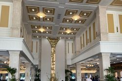 Doanh thu b&aacute;n lẻ v&agrave; dịch vụ bứt ph&aacute; nhờ đ&ograve;n bẩy từ du lịch