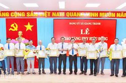 Giang Th&agrave;nh trao Huy hiệu Đảng cho 11 đảng vi&ecirc;n