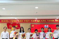 Những 'hạt giống đỏ' từ mái trường