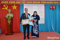 Trao Huy hiệu 35 năm tuổi Đảng cho đồng ch&iacute; Nguyễn Thanh Hiền