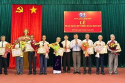 X&atilde; B&igrave;nh Kh&ecirc; trao huy hiệu Đảng cho 24 đảng vi&ecirc;n