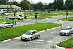 Từ 1-3-2027, s&aacute;t hạch l&aacute;i xe bổ sung y&ecirc;u cầu giữ khoảng c&aacute;ch an to&agrave;n