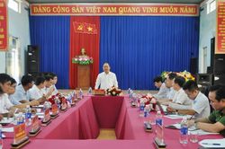 Ph&oacute; B&iacute; thư Thường trực Tỉnh ủy, Chủ tịch HĐND tỉnh Rah Lan Chung l&agrave;m việc với Ban Thường vụ Đảng ủy x&atilde; Ia Ph&iacute;