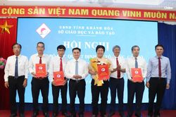 Sở Gi&aacute;o dục v&agrave; Đ&agrave;o tạo Kh&aacute;nh H&ograve;a c&ocirc;ng bố quyết định tổ chức c&aacute;n bộ khi thực hiện sắp xếp c&aacute;c trường THPT