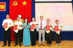 X&atilde; T&acirc;y Kh&aacute;nh Vĩnh trao quyết định c&ocirc;ng nhận kết quả bầu cử trưởng th&ocirc;n