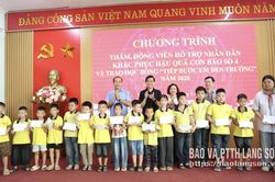 Bí thư Tỉnh ủy và đoàn công tác thăm, hỗ trợ Nhân dân khắc phục hậu quả cơn bão số 4 và trao học bổng “Tiếp bước em đến trường”