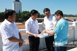 Lãnh đạo tỉnh khảo sát vị trí dự kiến xây dựng cầu kính trên sông Kỳ Cùng