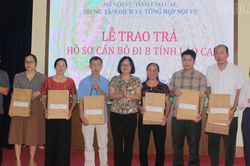 Trao trả hồ sơ c&aacute;n bộ đi B tỉnh L&agrave;o Cai