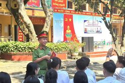 Gần 1.000 gi&aacute;o vi&ecirc;n, học sinh Trường THPT số 1 Văn B&agrave;n được trang bị kiến thức ph&aacute;p luật đầu năm học