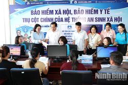 Khai trương &ldquo;Điểm tuy&ecirc;n truyền, tư vấn ch&iacute;nh s&aacute;ch bảo hiểm x&atilde; hội&rdquo; tại Trung t&acirc;m Dịch vụ việc l&agrave;m tỉnh Ninh B&igrave;nh