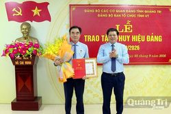 Trao Huy hiệu 35 năm tuổi Đảng tặng đồng ch&iacute; Trưởng ban Tổ chức Tỉnh ủy
