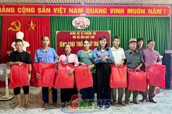 Đồng ch&iacute; Trưởng ban Nội ch&iacute;nh Tỉnh ủy dự sinh hoạt Chi bộ bản Quế Sơn, x&atilde; Chiềng Sại