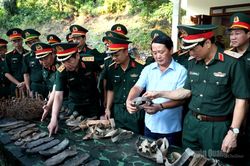 Thượng tướng Nguyễn Văn Gấu, Thứ trưởng Bộ Quốc ph&ograve;ng d&acirc;ng hoa, d&acirc;ng hương tại Nghĩa trang Liệt sĩ Quốc gia Vị Xuy&ecirc;n v&agrave; Đội T&igrave;m kiếm, quy tập h&agrave;i cốt liệt sĩ tại x&atilde; Thanh Thủy