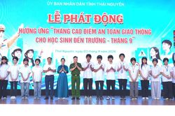 Ph&aacute;t động Th&aacute;ng cao điểm an to&agrave;n giao th&ocirc;ng cho học sinh đến trường
