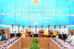 UBND th&agrave;nh phố c&ocirc;ng bố c&aacute;c quyết định về c&ocirc;ng t&aacute;c c&aacute;n bộ
