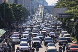 Nhiều tuyến đường Hà Nội ùn ứ kéo dài trong sáng đầu tiên sau kỳ nghỉ 2/9