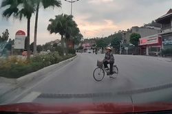 Ô tô chạy 85 km/h, tông văng người đi xe đạp sang đường