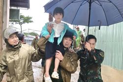 Mưa lớn khiến nhiều tuyến phố Gia Lai ngập s&acirc;u