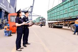 Chuyển từ “người gác cửa” sang kiến tạo môi trường thương mại thuận lợi