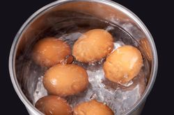 Nên luộc trứng bằng nước lạnh hay nước sôi?