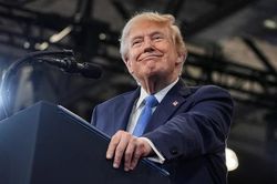 Tổng thống Mỹ Donald Trump gợi ý đổi tên eo biển Hormuz