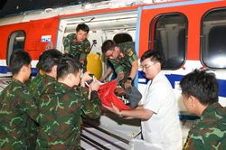 Máy bay trực thăng đưa bệnh nhân bị đa chấn thương về đất liền an toàn