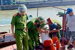 Cảnh s&aacute;t 113 kịp thời cứu người gặp nạn tr&ecirc;n S&ocirc;ng L&ocirc;