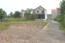 Gi&aacute; nh&agrave; đất giảm, thanh khoản vẫn thấp