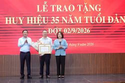 Trao Huy hiệu Đảng đợt 2/9 tặng đảng viên